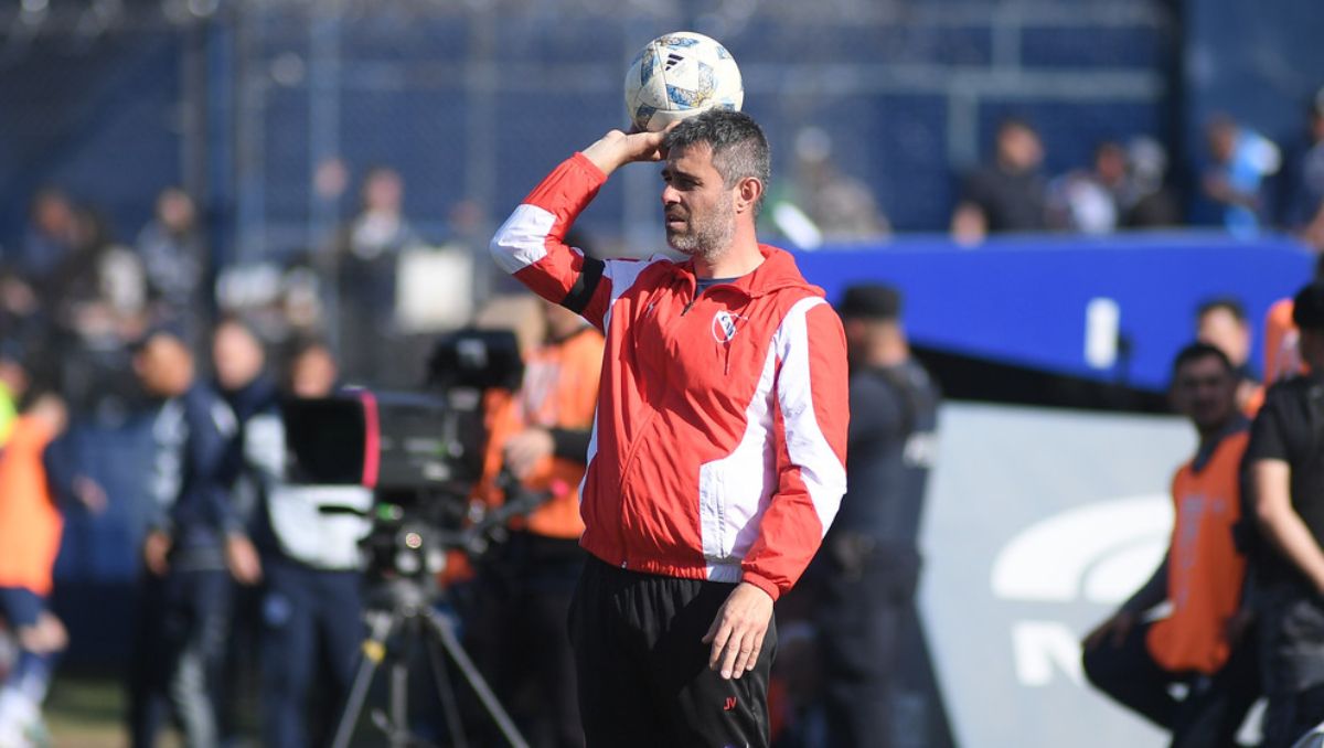 El nuevo DT de Independiente incendió a sus jugadores en su tercer partido