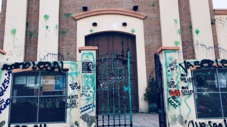 Vecinos indignados por las pintadas en la Iglesia tras la movilización