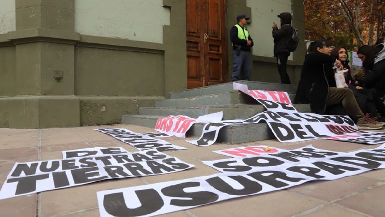 La protesta de vecinos de Ruca Antú frente a Casa de Gobierno. La protesta de vecinos de Ruca Antú frente a Casa de Gobierno.