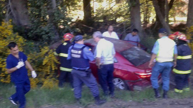 Dos heridos al despistarse de la Ruta 40 y chocar contra un árbol