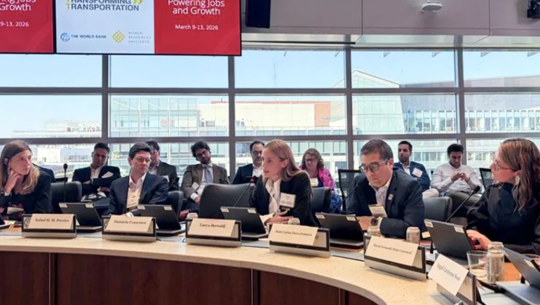 La ministra Tanya Bertoldi durante la disertación en Estados Unidos