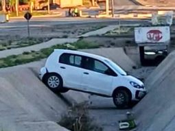 Un automóvil Volkswagen Up cayó a un canal en el barrio Z1 de Neuquén. Un automóvil Volkswagen Up cayó a un canal en el barrio Z1 de Neuquén.
