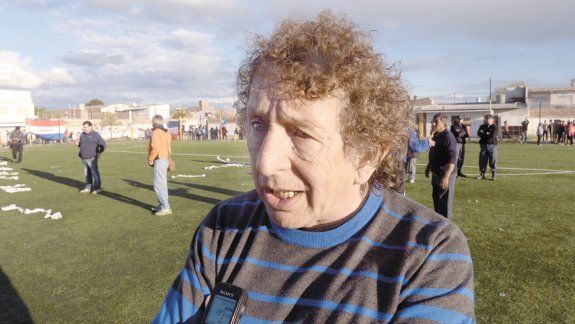 El dirigente ingresó al campo de juego justo a tiempo.