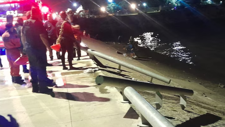 Una camioneta cayó al río: pescadores rescataron a una mujer y a su hija