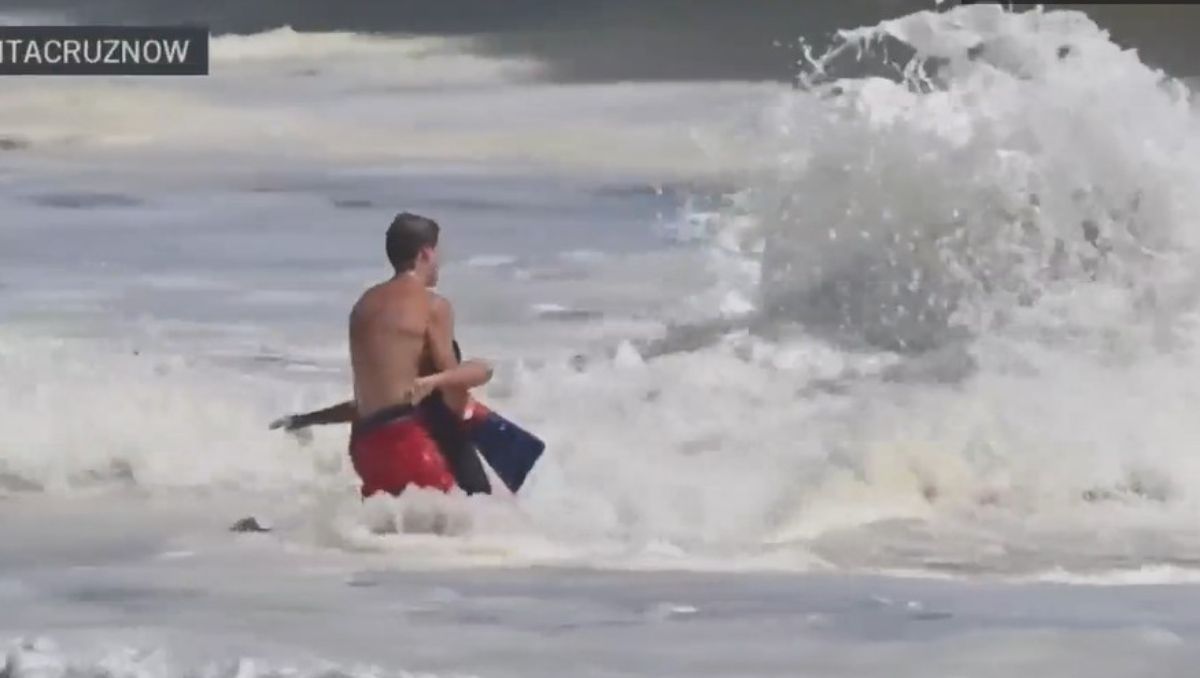 El rescatista de 16 años se convirtió en héroe en la playa donde se encuentra transitando su primera temporada de trabajo.