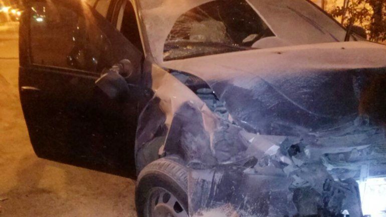 La moto quedó tirada tras el impacto de la camioneta.