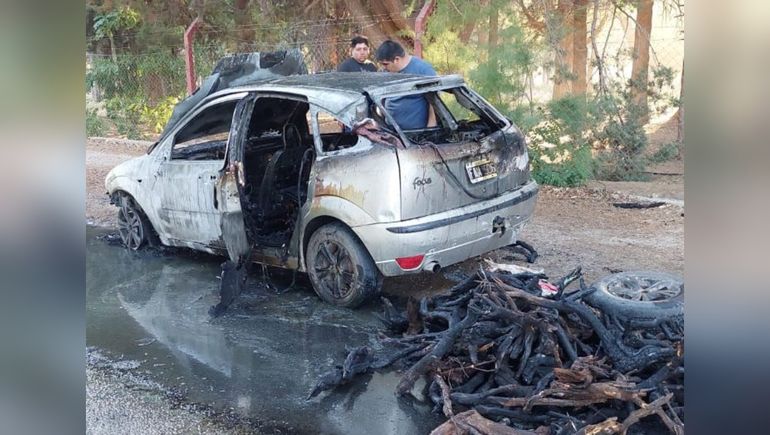 Llevaba leña para el asado de Nochebuena y se le prendió fuego el auto