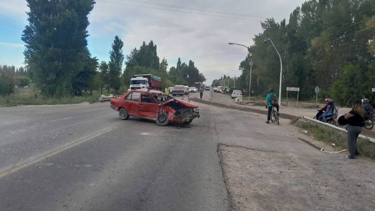 Así de destruido quedó el Corsa que fue impactado de lleno por un camión. Foto Antonio Spagnuolo.