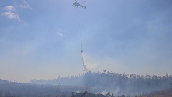 Lucha contra los incendios en la Patagonia argentina y chilena: enviaron la ayuda de un helicóptero a Neuquén