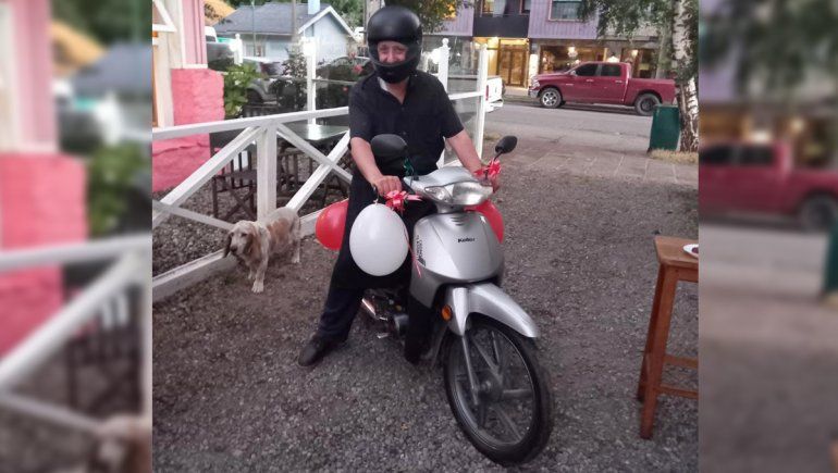 Caminaba 28 kilómetros para ir a trabajar, sus compañeros juntaron las propinas y le regalaron una moto