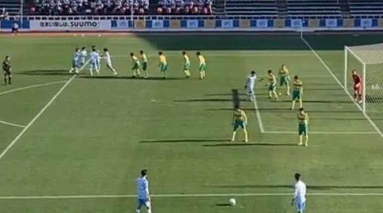 Hicieron una ronda en pleno tiro libre, terminó en gol y es viral