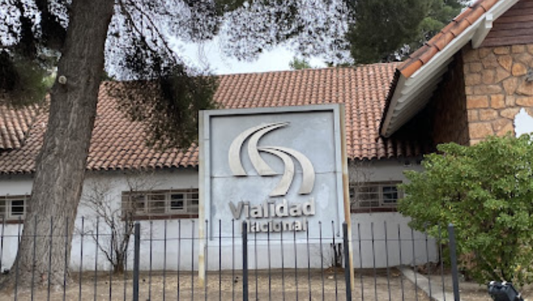 Trabajadores de UOCRA se manifiestan frente a la delegación neuquina de Vialidad Nacional.