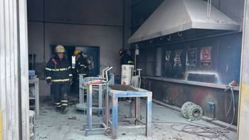 El incendio de un taller alertó a los trabajadores del Parque Industrial. El incendio de un taller alertó a los trabajadores del Parque Industrial.