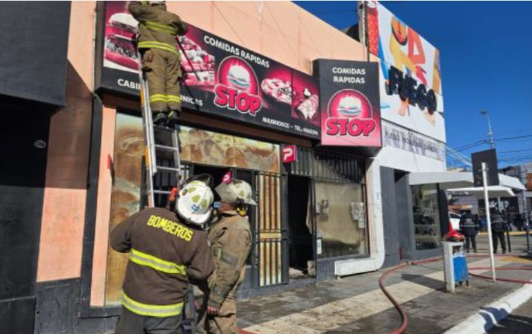 Tras controlar el incendio en la cocina del local, los bomberos debieron atacar con agua las llamas que se expandieron hacia el cielo raso y el techo. Tras controlar el incendio en la cocina del local, los bomberos debieron atacar con agua las llamas que se expandieron hacia el cielo raso y el techo.