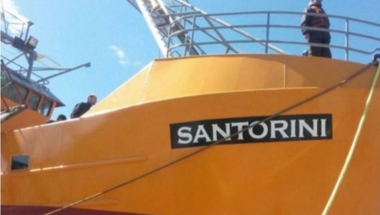El buque pesquero Santorini atracó en Comodoro Rivadavia con 8 marineros contagiados
