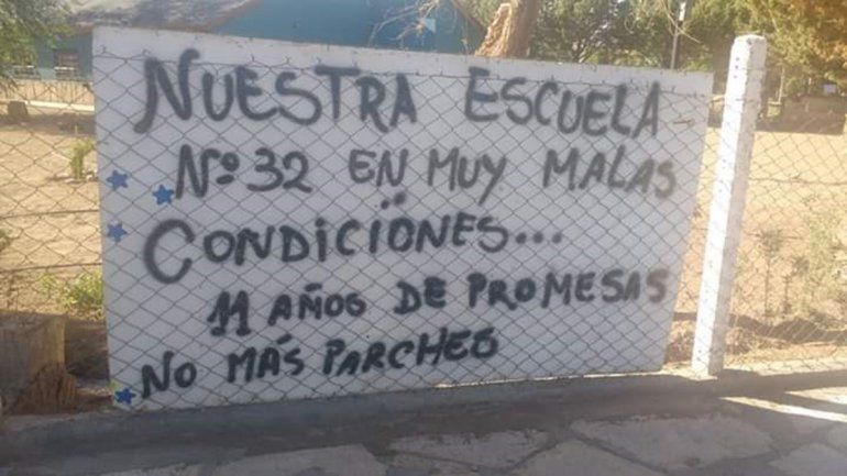 Antes de que se acordara la refacción, la comunidad había tomado el establecimiento para denunciar las condiciones en las que estaba. Antes de que se acordara la refacción, la comunidad había tomado el establecimiento para denunciar las condiciones en las que estaba.