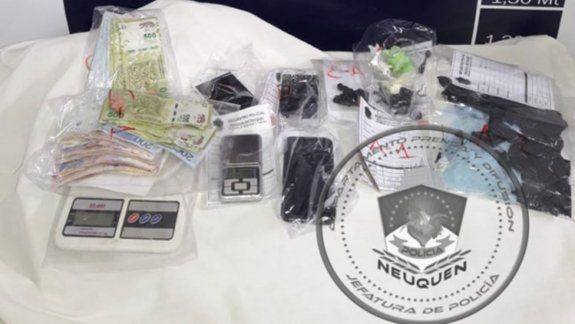 Cayó la Policía a su casa y tiró la droga por el inodoro