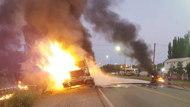 Un camión se prendió fuego en medio de la Ruta 22