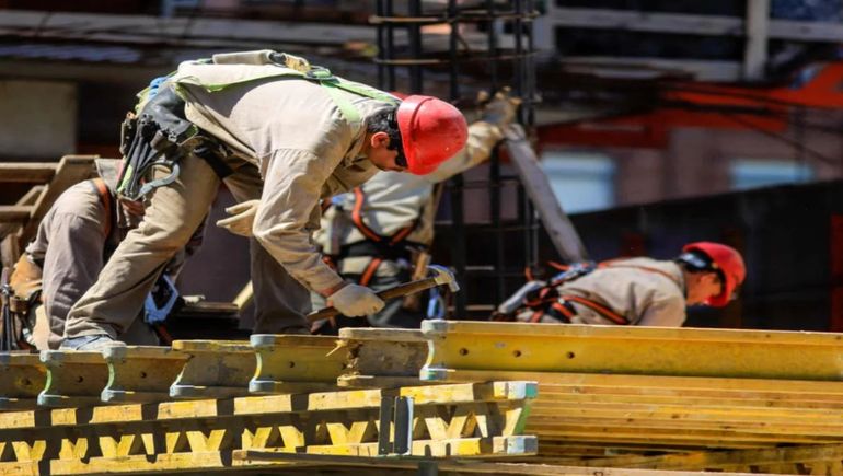 La reforma laboral afronta un futuro incierto con la nueva Ley Ómnibus.