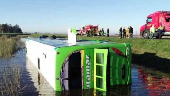 Todavía no se sabe por qué el micro terminó sumergido en el agua.