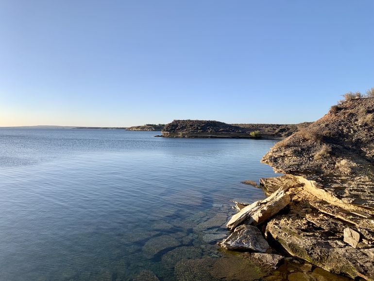 El lugar donde falleció aplastado el hombre de 32 años. Se desprendió en una zona a la mitad entre la playa de Hidronor y el Tenis Club.