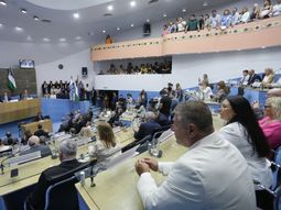Recinto colmado para la apertura del 55 período de sesiones ordinarias de la Legislatura. El discurso de Weretilneck duró 90 minutos. Recinto colmado para la apertura del 55 período de sesiones ordinarias de la Legislatura. El discurso de Weretilneck duró 90 minutos.
