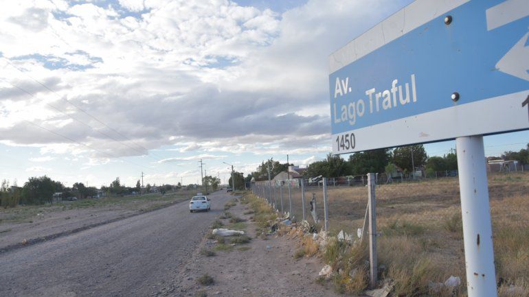 El violador interceptó a la joven en Avenida Traful de Centenario.