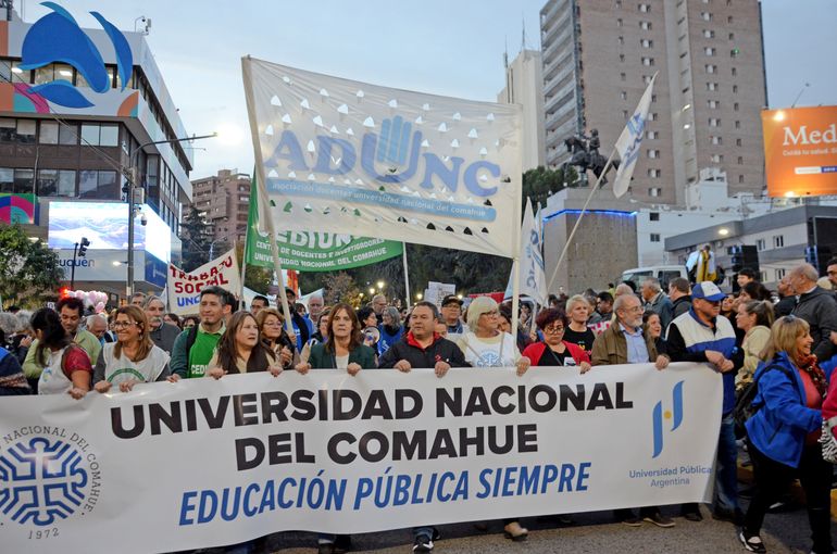 La marcha federal universitaria fue encabezada por los sindicatos de la UNCO.