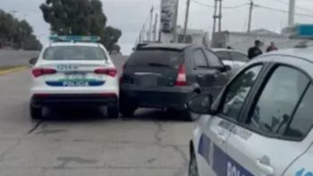 El auto en el que uno de los tres sospechosos intentó huir fue interceptado por un patrullero, en un rápido operativo cerrojo en Comodoro Rivadavia. El auto en el que uno de los tres sospechosos intentó huir fue interceptado por un patrullero, en un rápido operativo cerrojo en Comodoro Rivadavia.