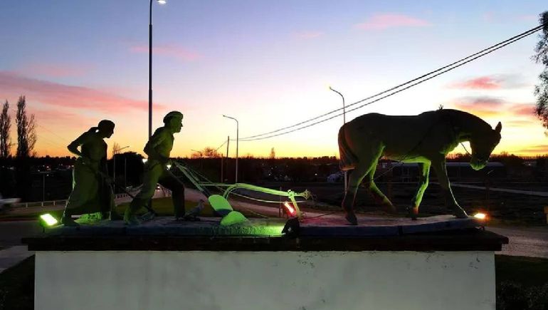 Centenario dejó de ser ese pueblo donde todos se conocían. Pero hoy hay nuevas generaciones que buscan tomar la posta en lo comercial. Centenario dejó de ser ese pueblo donde todos se conocían. Pero hoy hay nuevas generaciones que buscan tomar la posta en lo comercial.