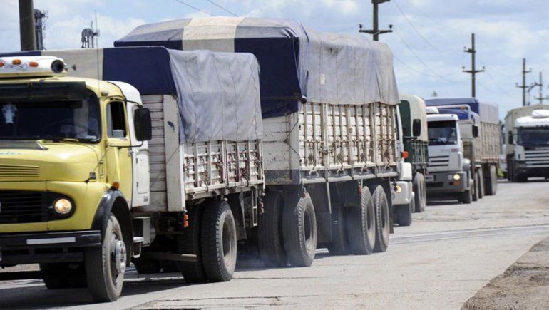 Transportistas dicen que el combustible se les disparó 10%