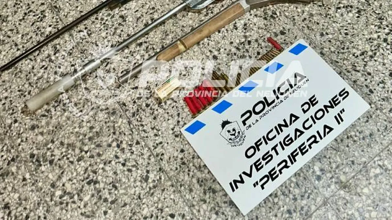 El hombre del rifle tenía en su poder tres armas de fuego y proyectiles de distinto calibre. | LM Neuquen El hombre del rifle tenía en su poder tres armas de fuego y proyectiles de distinto calibre.