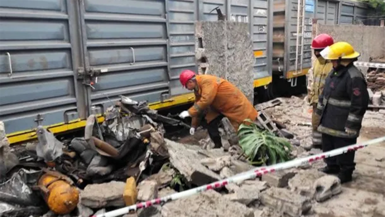 Un tren arrolló un auto en Tucumán: hay dos muertos