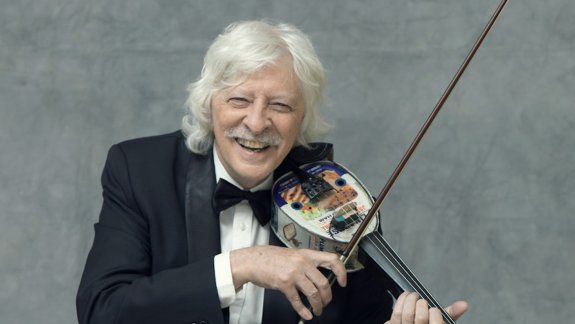 La vida sin Daniel. Era un tipo encantador dentro y fuera de escena. Yo extraño su presencia de gran humorista, improvisador disparatado en el escenario y excelente compañero. Como amigo y compinche de cincuenta años, me dejó un vacío imposible de llenar