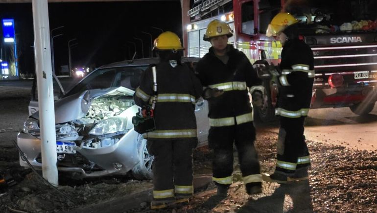 El auto se incrustó contra un poste en ruta 7 / Foto Gentileza Centenario Digital