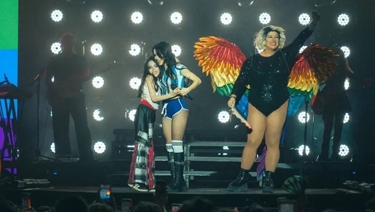 Tomi (Tomás Espinosa) junto a Lali Espósito, en el escenario del Ruca Che.