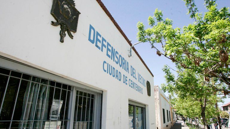 La Defensoría del Vecino de Centenario. Se encarga de mediar con la gente.