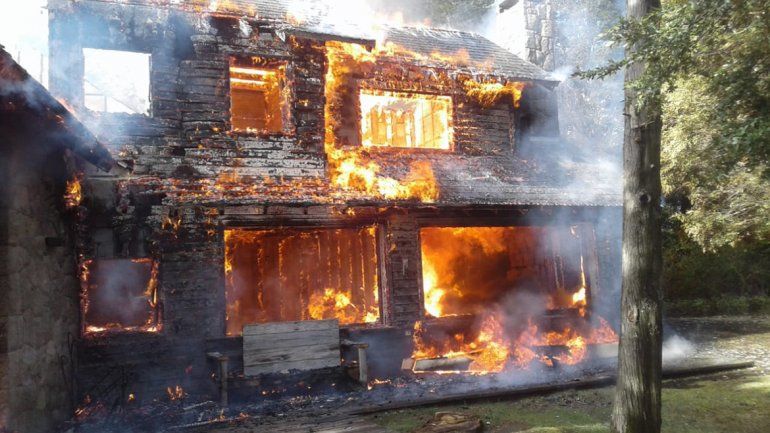 Un incendio destruyó por completo una casa en el barrio Cumelén