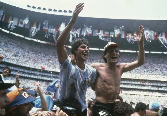 Jorge llevó en andas Cucciuffo y logró tocar a Diego Maradona en la vuelta olímpica.