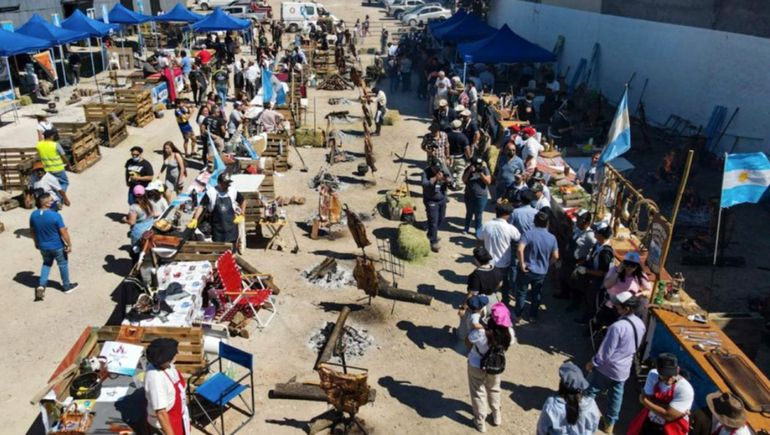 Asadores afilan cuchillos para el torneo de Zapala