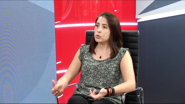 8M: Victoria, la mujer que todos los días escucha a víctimas de violencia de género