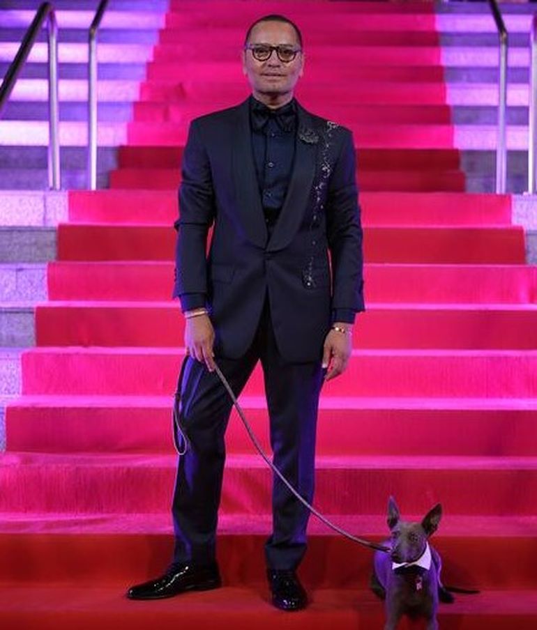 Fabián Medina Flores en total Black, acompañado por su perro. Fabián Medina Flores en total Black, acompañado por su perro.