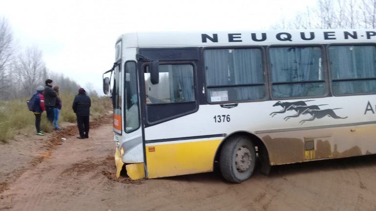 Un colectivo se quedó encajado en la calle Candolle de Plottier