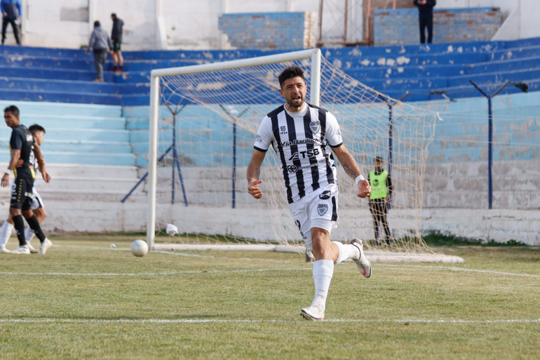 Zárate festeja el gol del empate tras un inicio desfavorable.