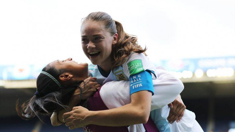 Periodista neuquina en Francia: Pueden jugarle a cualquiera