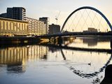 El sol de la mañana brilla sobre el río Clyde y la sede de la Conferencia de las Naciones Unidas sobre el Cambio Climático (COP26) en Glasgow REUTERS/Dylan Martinez