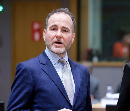 Diputado sería suspendido por tocar a hombres