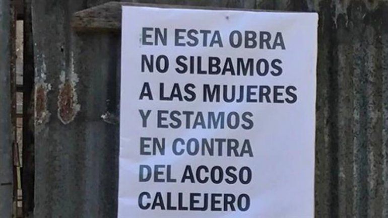 Con un cartel, obreros se mostraron en contra del acoso callejero