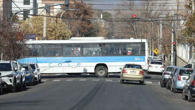 Qué dijo la Municipalidad sobre el violento que amenazó a los pasajeros en un colectivo de Neuquén