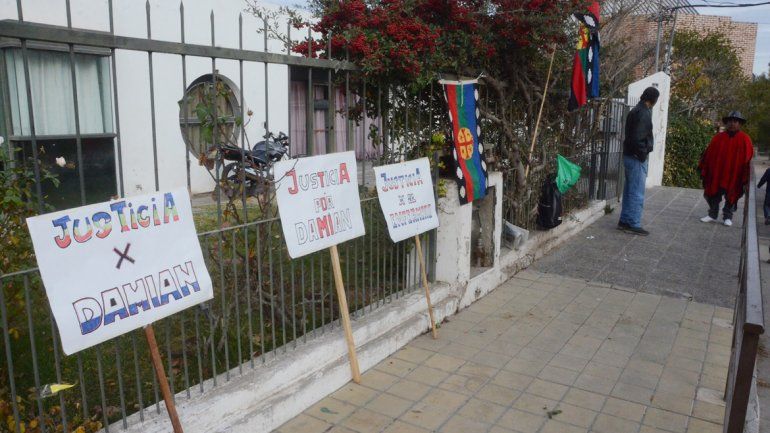 Las pancartas en reclamo de Justicia afuera de la sede de Antártida Argentina